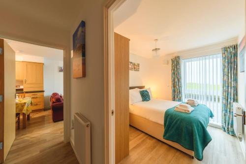 Panoramic Sea-View Family Appartment , Free Parking, Sleeps 6 , Walk to Beach, Station, & Town in Newquay Tretherras