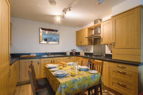 Food and beverages, Panoramic Sea-View Family Appartment , Free Parking, Sleeps 6 , Walk to Beach, Station, & Town in Newquay Tretherras