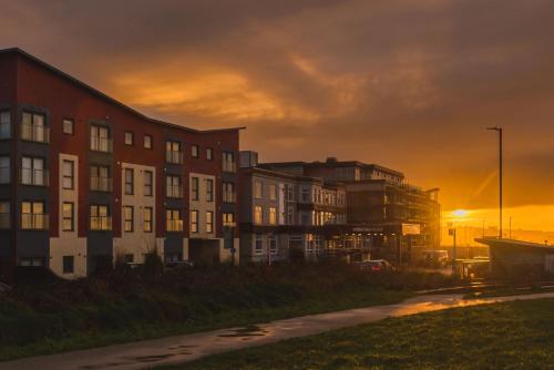 Exterior view, Panoramic Sea-View Family Appartment , Free Parking, Sleeps 6 , Walk to Beach, Station, & Town in Newquay Tretherras