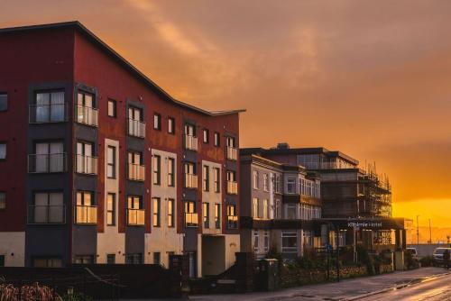 Exterior view, Panoramic Sea-View Family Appartment , Free Parking, Sleeps 6 , Walk to Beach, Station, & Town in Newquay Tretherras