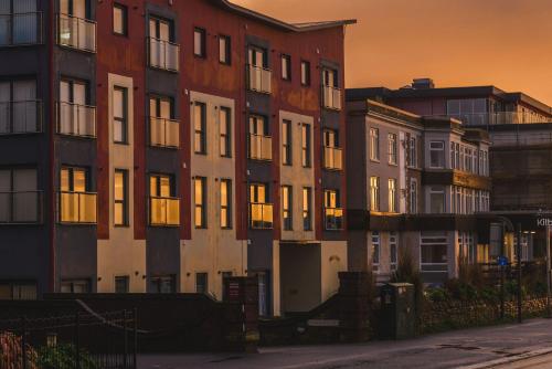 Exterior view, Panoramic Sea-View Family Appartment , Free Parking, Sleeps 6 , Walk to Beach, Station, & Town in Newquay Tretherras