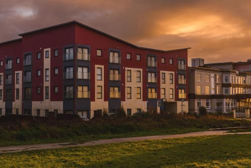 Exterior view, Panoramic Sea-View Family Appartment , Free Parking, Sleeps 6 , Walk to Beach, Station, & Town in Newquay Tretherras