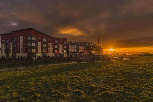 Exterior view, Panoramic Sea-View Family Appartment , Free Parking, Sleeps 6 , Walk to Beach, Station, & Town in Newquay Tretherras