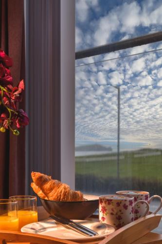 View, Panoramic Sea-View Family Appartment , Free Parking, Sleeps 6 , Walk to Beach, Station, & Town in Newquay Tretherras
