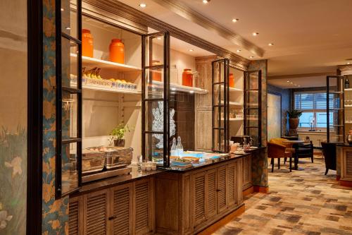 Carlton Ambassador Hotel - image 5