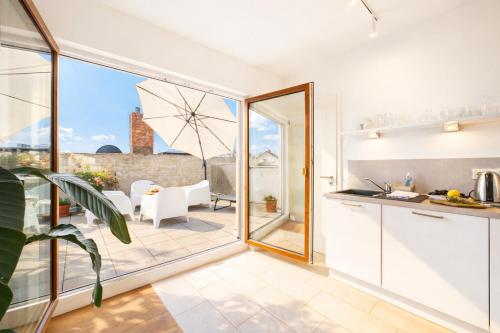 Erkély/terasz, KStay Apartment-Kombi im EG und DG für bis zu 8 Personen mit Dachterrasse, Parkplätzen, Smart-TVs (KStay Apartment-Kombi im EG und DG fur bis zu 8 Personen mit Dachterrasse, Parkplatzen, Smart-TVs) in Eltville am Rhein