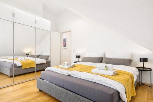 KStay Apartment-Kombi im EG und DG für bis zu 8 Personen mit Dachterrasse, Parkplätzen, Smart-TVs (KStay Apartment-Kombi im EG und DG fur bis zu 8 Personen mit Dachterrasse, Parkplatzen, Smart-TVs) in Eltville am Rhein