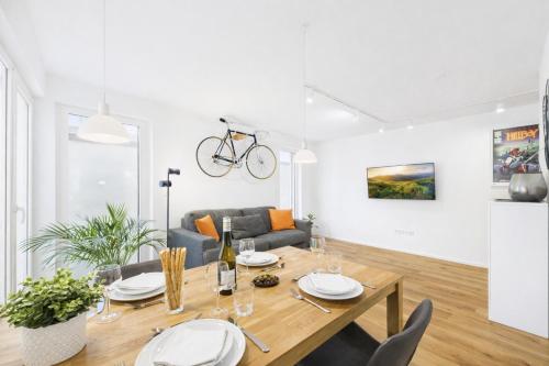 Létesítmények, KStay Apartment-Kombi im EG und DG für bis zu 8 Personen mit Dachterrasse, Parkplätzen, Smart-TVs (KStay Apartment-Kombi im EG und DG fur bis zu 8 Personen mit Dachterrasse, Parkplatzen, Smart-TVs) in Eltville am Rhein