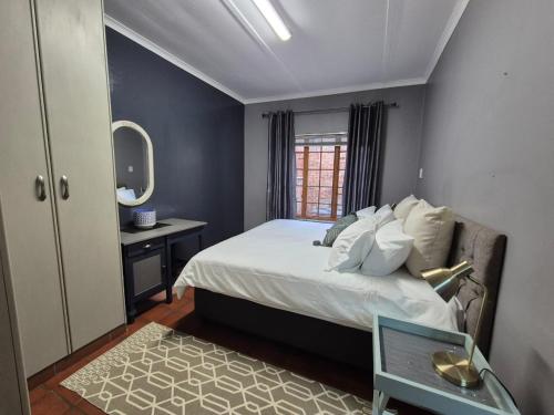 1 king bed, 1 double bed