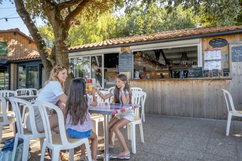 Camping au Port de l'Houmeau - Maeva in L'Houmeau (Poitou-Charentes)