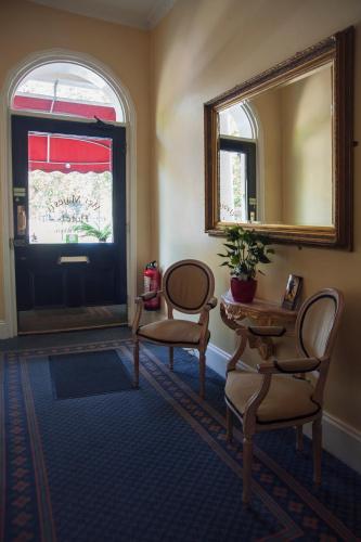 Her Majesty Hotel – London
