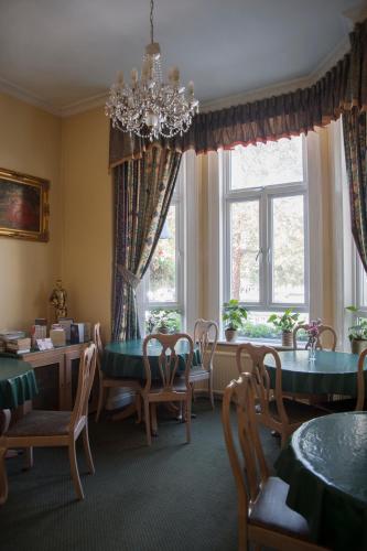 Her Majesty Hotel – London