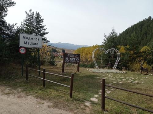 Guest House Марковата Къща – khách sạn tại Madzhare