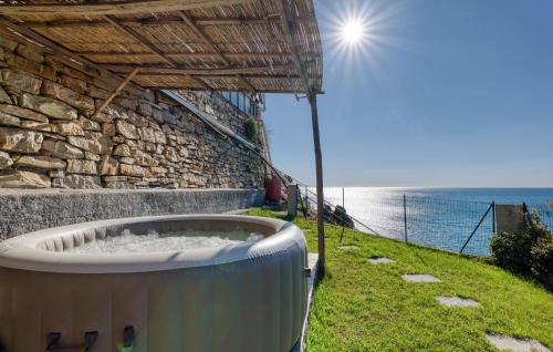 Peldbaseins, 2 Bedroom Awesome Home In Cipressa in Cipressa