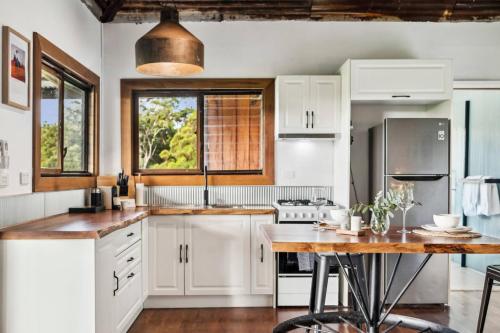 Konyha, The Hitching Rail Hut - Relax, unwind and reconnect in Karangi