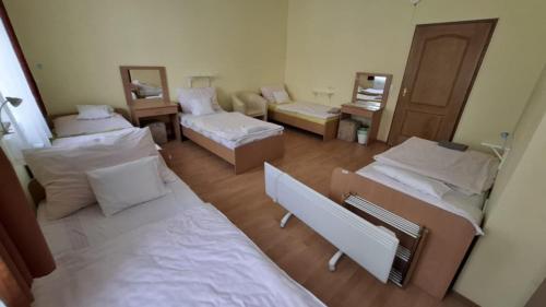 5 twin beds