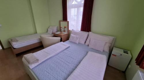 1 queen bed, 1 twin bed