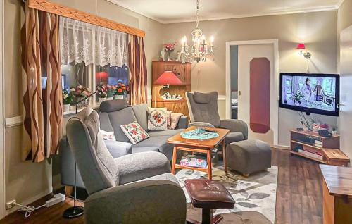 Cozy Home In Sparbu With Wifi in Skelvaagen
