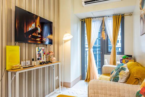 MOA Staycation Haven Cozy 1BR Retreat with Balcony at Shore 3