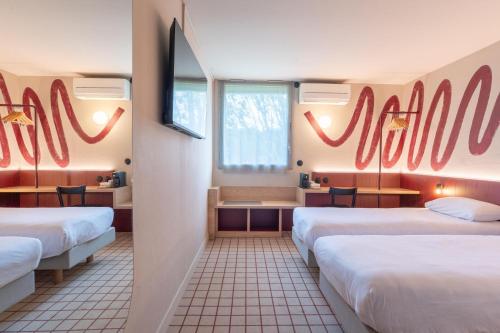 3 queen beds
