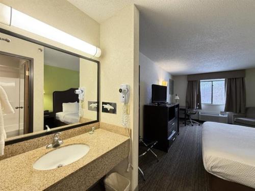Best Western Grove City Inn - image 7
