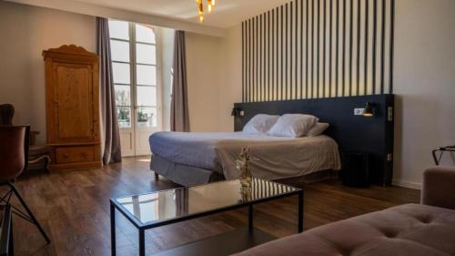 1 queen bed, 1 sofa bed