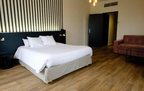 1 king bed, 1 twin bed, 1 sofa bed