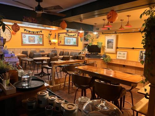 Bar/lounge, Hooper's Sandy Beach Guest Rooms in Swansea