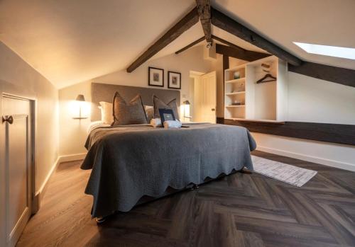1 king bed, 1 sofa bed