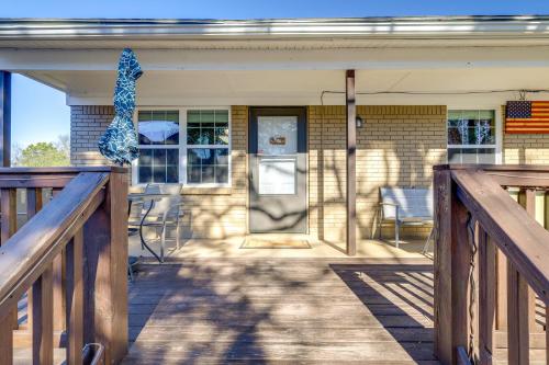 Devils Fork Resort Cabin with Designated Boat Slip! in 費爾菲爾德灣