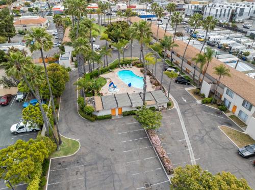 丘拉维斯塔帕尔梅拉斯酒店 (Hotel Palmeras Chula Vista) in 邱拉威斯塔(CA)