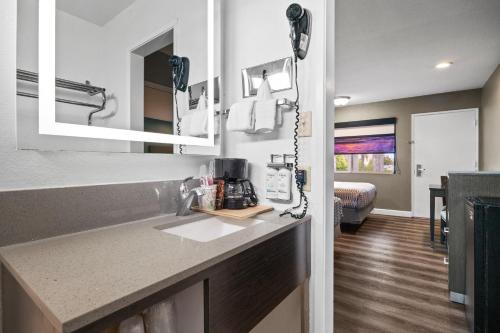 丘拉维斯塔帕尔梅拉斯酒店 (Hotel Palmeras Chula Vista) in 邱拉威斯塔(CA)