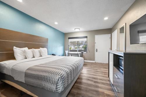 丘拉维斯塔帕尔梅拉斯酒店 (Hotel Palmeras Chula Vista) in 邱拉威斯塔(CA)