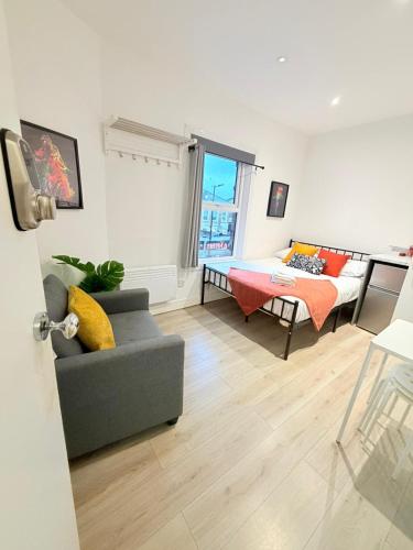 10 minutes to Camdem Town Suites, London