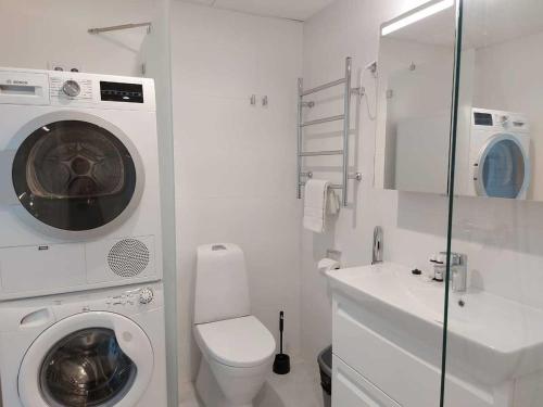 Bathroom, Gella Ainoa in Tapiola