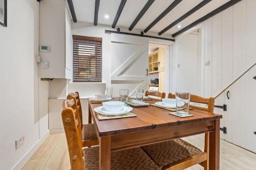 Seadmed, Re-locators & Contractors, Long Stays, 2-Bed Cottage in Sevenoaks, Parking in Sevenoaks