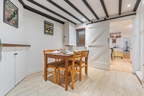 Seadmed, Re-locators & Contractors, Long Stays, 2-Bed Cottage in Sevenoaks, Parking in Sevenoaks