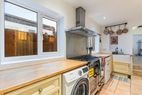 Re-locators & Contractors, Long Stays, 2-Bed Cottage in Sevenoaks, Parking in Sevenoaks
