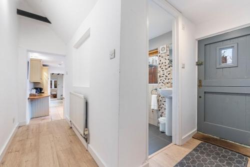 Re-locators & Contractors, Long Stays, 2-Bed Cottage in Sevenoaks, Parking in Sevenoaks