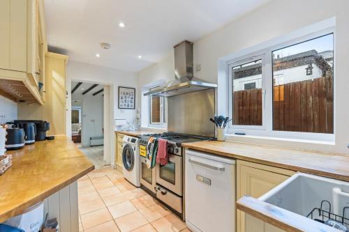 Re-locators & Contractors, Long Stays, 2-Bed Cottage in Sevenoaks, Parking in Sevenoaks