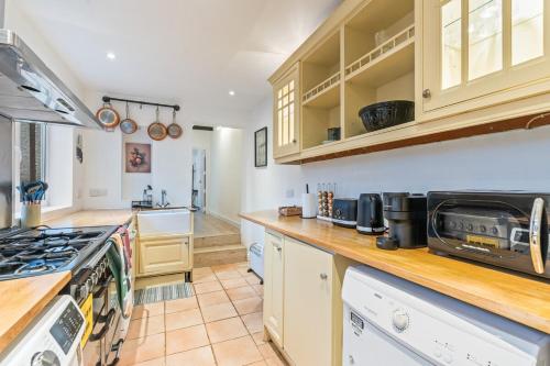 Seadmed, Re-locators & Contractors, Long Stays, 2-Bed Cottage in Sevenoaks, Parking in Sevenoaks