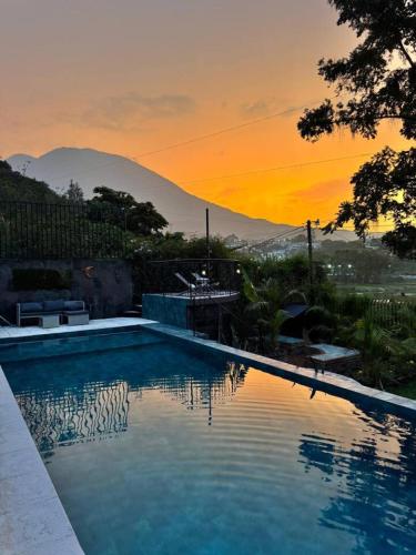 Guatemala Dreams Grand Chalet in 산 루카스 톨리만