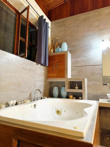 Guatemala Dreams Grand Chalet in 산 루카스 톨리만