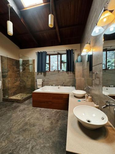Guatemala Dreams Grand Chalet in 산 루카스 톨리만