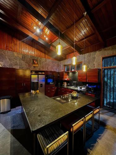 Guatemala Dreams Grand Chalet in 산 루카스 톨리만