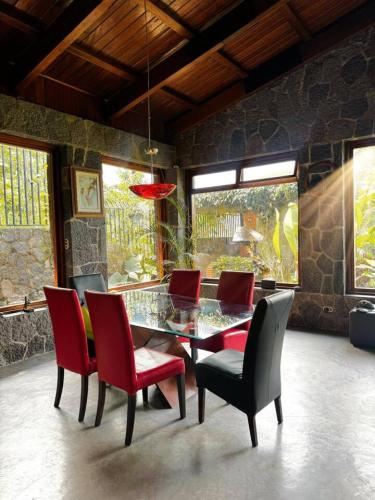 Guatemala Dreams Grand Chalet in 산 루카스 톨리만