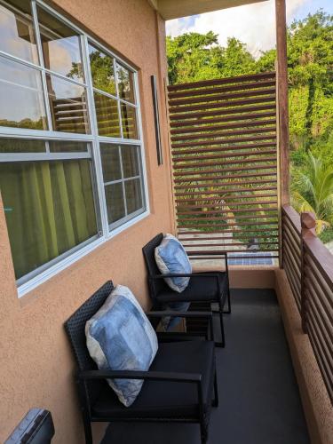 ระเบียง/ชานเรือน, Lawrence Legacy - minutes from Stadium and Downtown 2BR in เกรนาดา เซนต์ จอร์จ