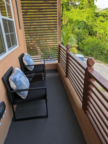 ระเบียง/ชานเรือน, Lawrence Legacy - minutes from Stadium and Downtown 2BR in เกรนาดา เซนต์ จอร์จ