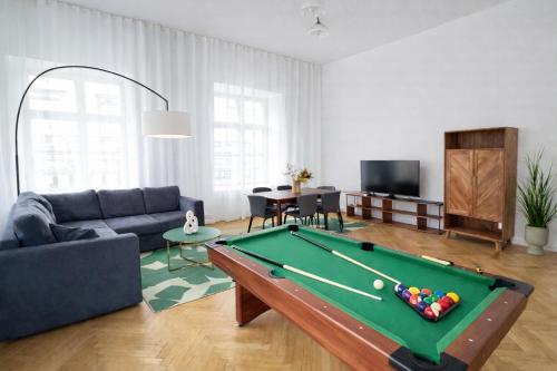 2BR 98m2 Old Town Apt with Pool Table and Free Parking!, Tallinn
