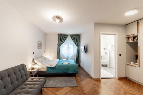 Domestic House Lola